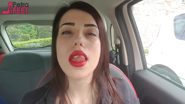 Smokin Fetish: La bella petra fuma nella sua macchina