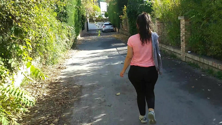 DragonGalaxy11: Awek pelik dengan pantat besar memberikan saya blowjob di jalan