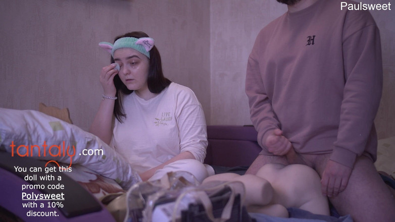 Polly Sweet: Hon sminkar och ignorerar mig medan jag knullar en sexdocka.