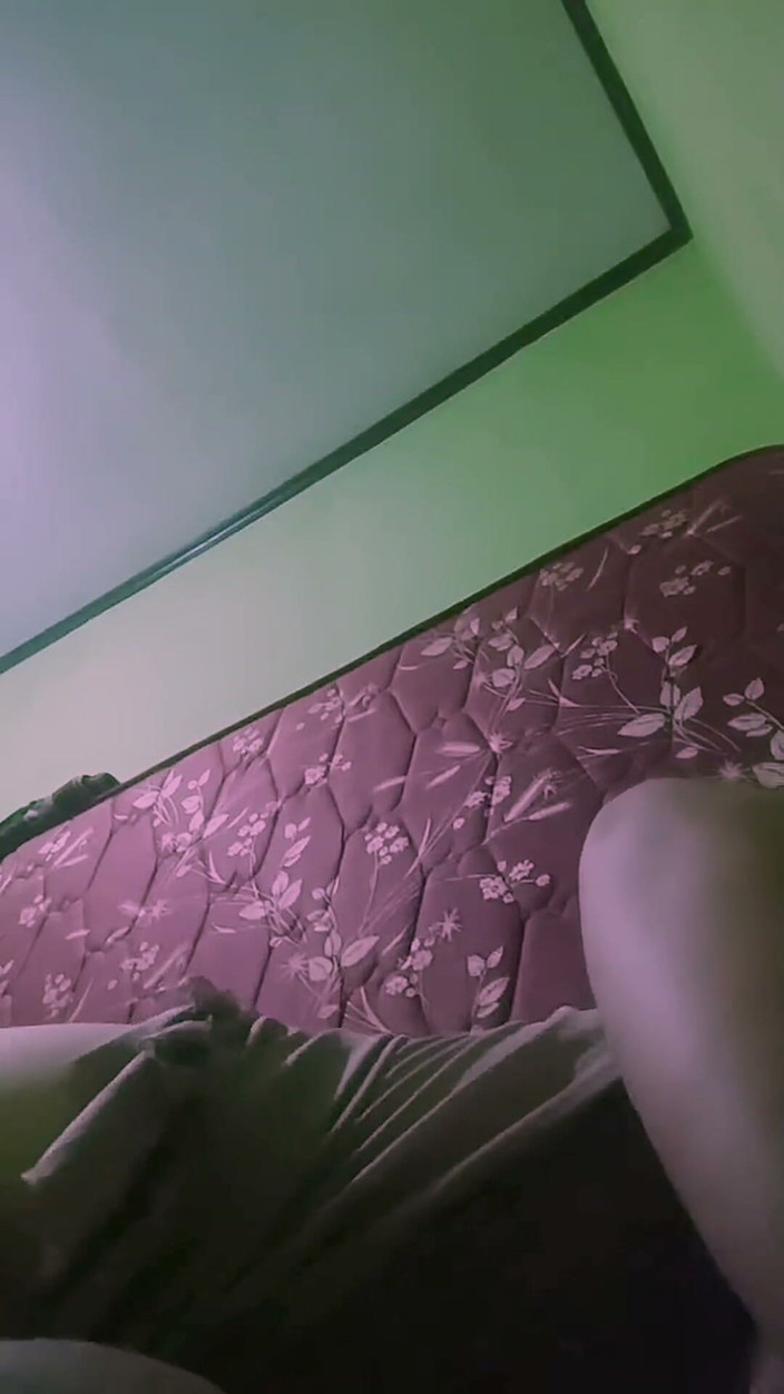 my_wife_chubby: Saya akan orgasme tidak lama lagi jika puting saya dimainkan...