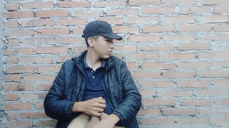 WolfGV: Un ragazzo carino accarezza il suo cazzo