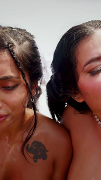 Sara Retali e Yasmina Khan hanno la loro prima gangbang con 10 uomini e sono doppiamente penetrati.