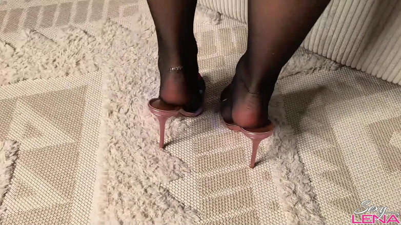 Goddess Lena: 黒いナイロン、ハンドジョブ、フットジョブ、そして射精ゲーム