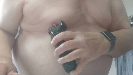 Karlchengeil: Joacă și ras de țâțe