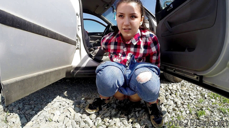Love 2 Piss: Її ледь не спіймали на писаннях перед машиною
