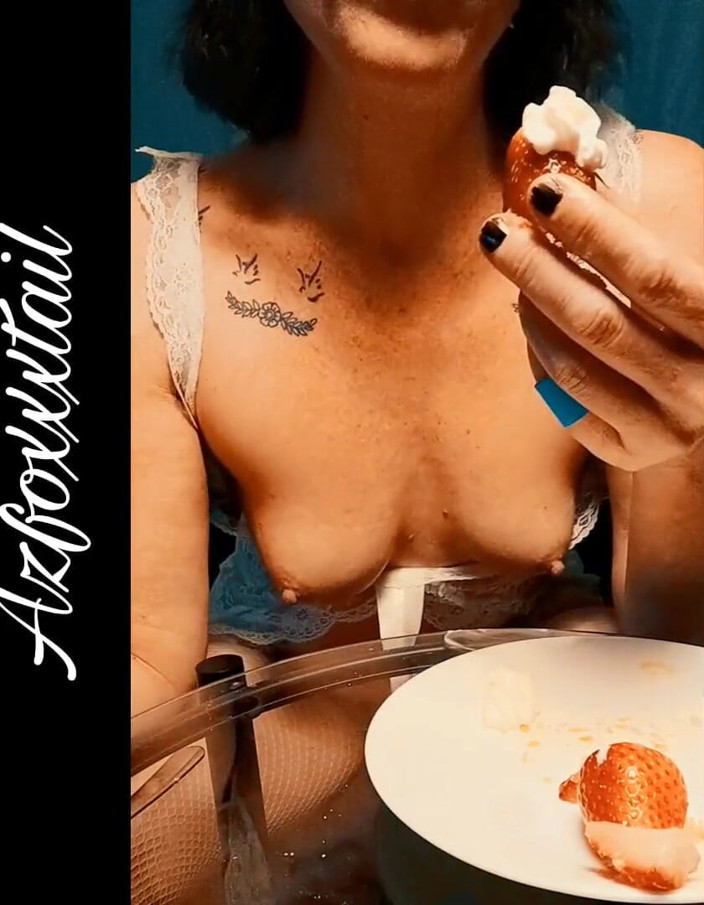 AzFoxxxTailPhelicia: Strawberries whip cream 2