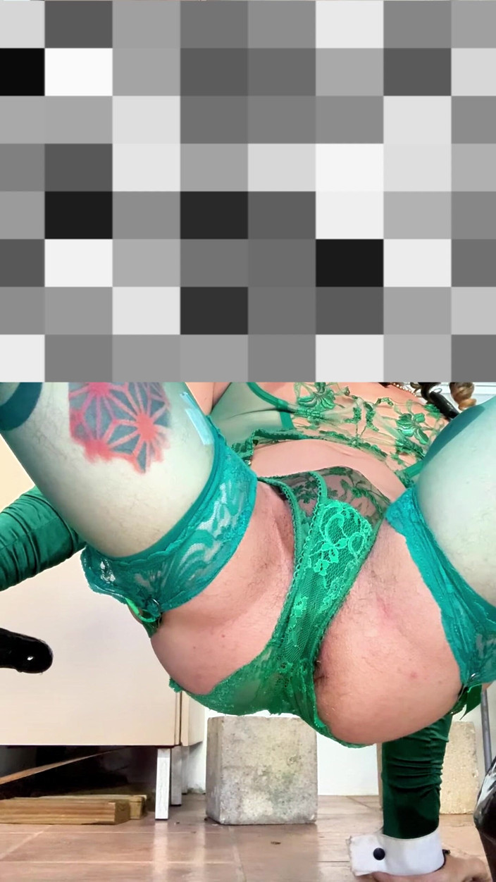 Benito414: Мила фембойка, дуже сексуальна панчохи, показує свої трусики на вулиці