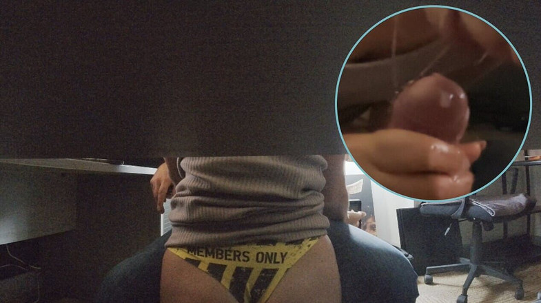 Private Sex Games: Sürtük sekreter. Onun odasına giriyorum. Onu masanın altında emiyor, ağzıma...