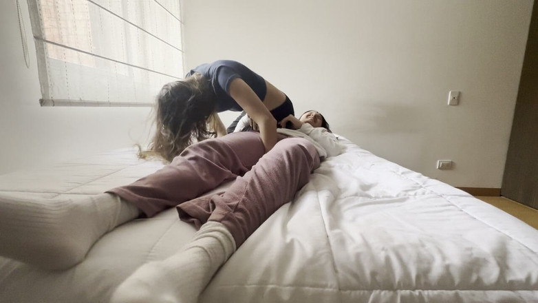 scarlettandc: 女子睡衣摔跤以弹跳的屁股、意外跌倒和大量为特色