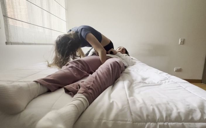 scarlettandc: Pegulat piyama wanita dengan pantat bahenol ini dientot habis-habisan sampai...