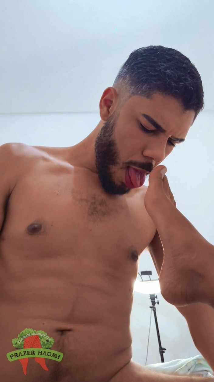Prazer Naomi: He Woke Me up by Licking My Hairy Holes