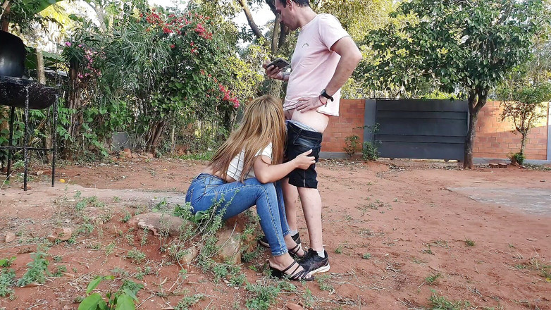 Latinascachondas: Latina Dengan Pantat Besar Menghisap Di Taman