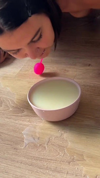 Sesi minum kencing sengit Mary nakal dengan ekor kucing