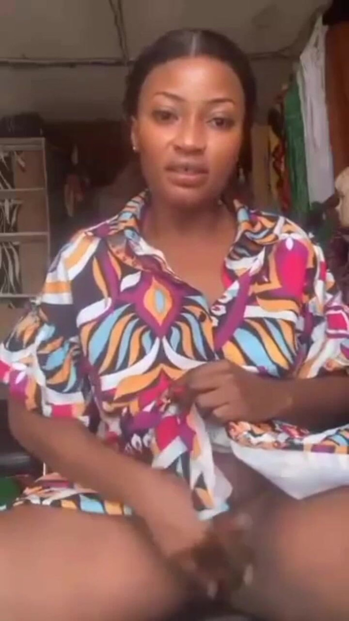 Me and my new slut: Offentlig onani av en kåt mamma som spelar sin feta...