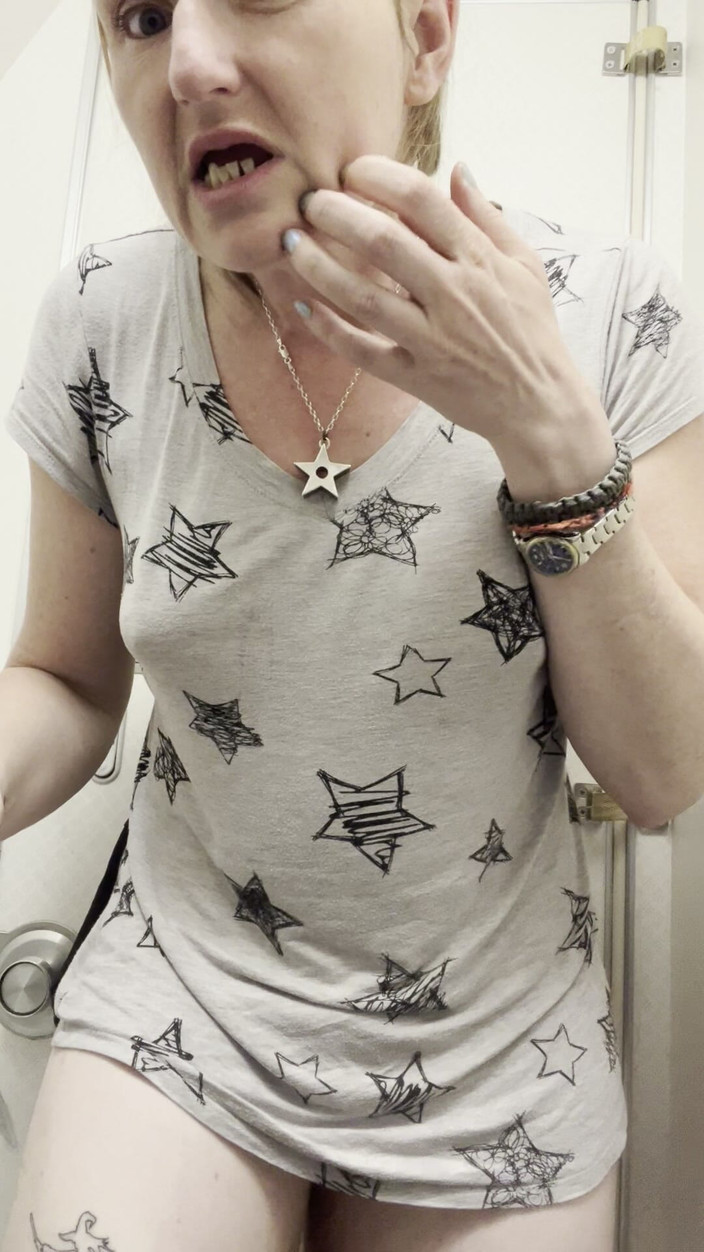 Pissing Paradise: Після масивної сечі в літаку, який йде по всій моїй дупі і стегнах, я витягую свої цицьки й кущ, щоб освіжити і чистити зуби