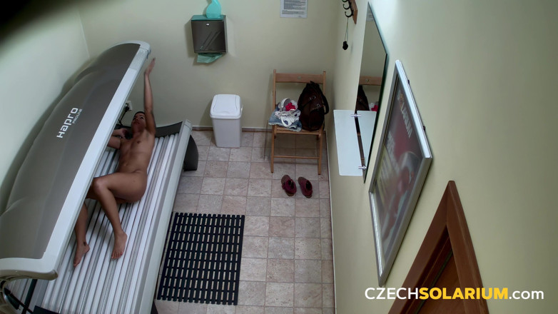 Czech Solarium: Çek solaryum 92: esmer solaryum seansını seviyor, amını teşhir ediyor