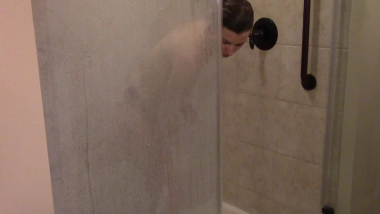 Real Amateur Sluts: 青少年苗条荡妇女孩洗热水澡