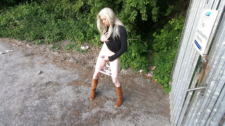 The Midnight Minx: Danger Wank di luar stesen janakuasa