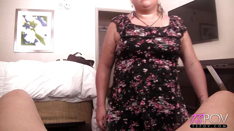 Pure TS and Becoming Femme: 자지를 빨기 위해 기다릴 수 없는 두꺼운 귀염둥이 Reyna