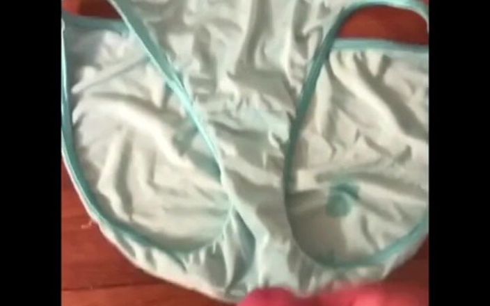 Panty freak: Éjaculation sur une culotte ! Trois paires différentes !