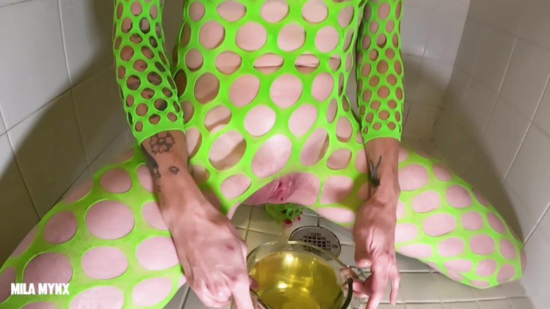 Mila Mynx: Neon Slut Gulps kencing berganda mandi