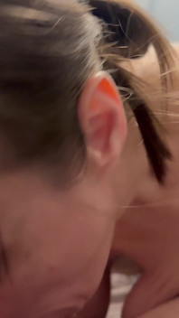 Зрелая с большими отвисшими сиськами сосет сперму из хуя друга и глотает