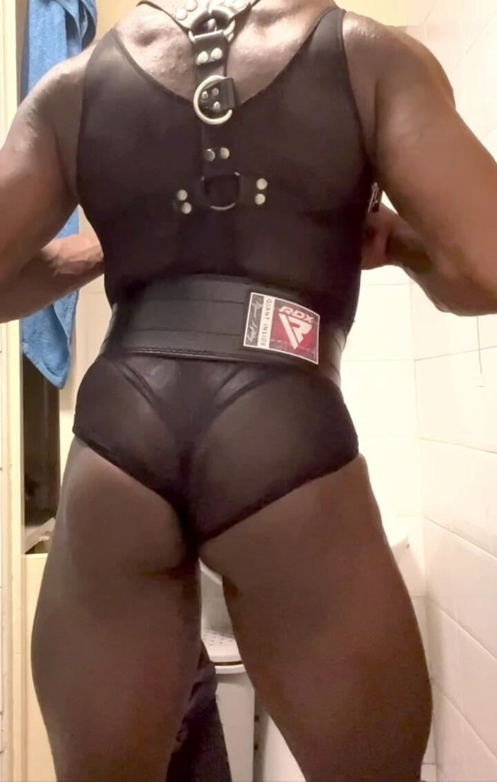 Black mature kinky muscle: Black Bodybuilder Punggung Berminyak &amp; Klip Mainan Dubur