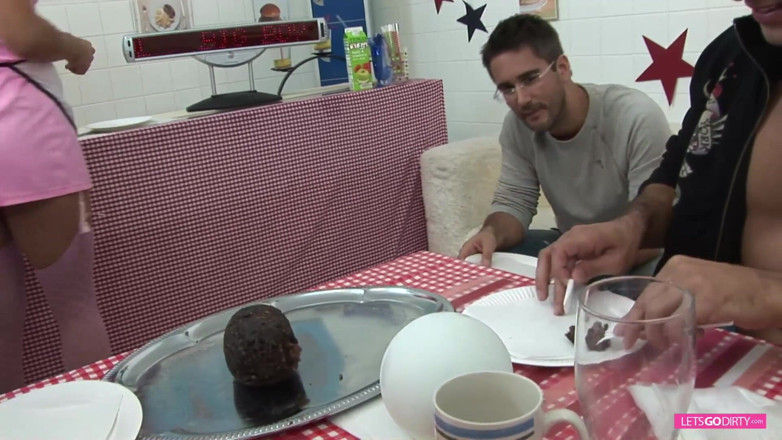 Onlyvids: Pesta seks tembusan berganda dengan si jalang dari restoran Scotland