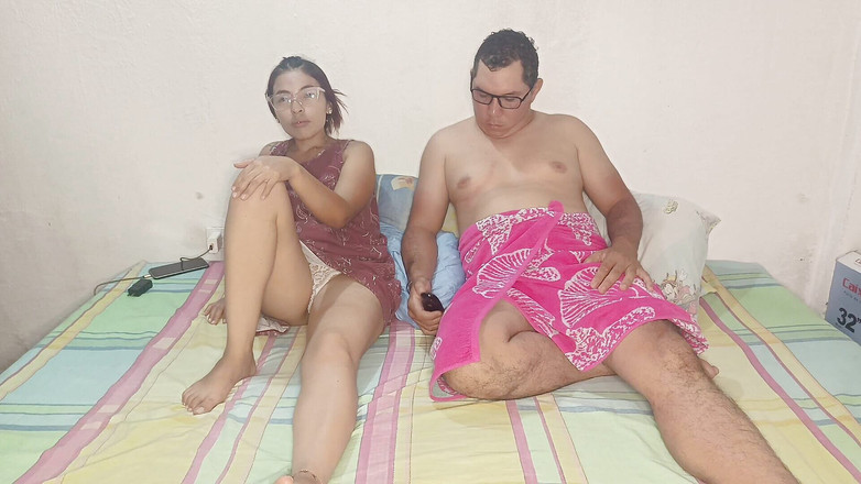 oficialkairadenaly: Meine stiefnie guckt einen film und gibt mir einen blowjob,...