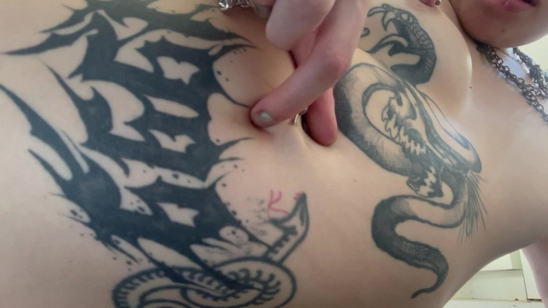 Glitterqueen1999: Goth Girl Fingers Her Belly Button and Plays with Navel...