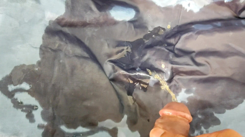 Satin And Silky: Porno de pisse en satin et soie - pisse sur un...