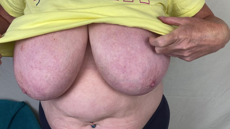 Mr MF: Sra. Pés maduros mostrando todos os seus saltos e camiseta!!!