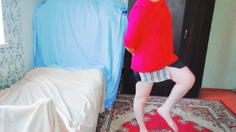 Kitty_Cross: Сіссі повільно переодягається в спальні пастельного кольору