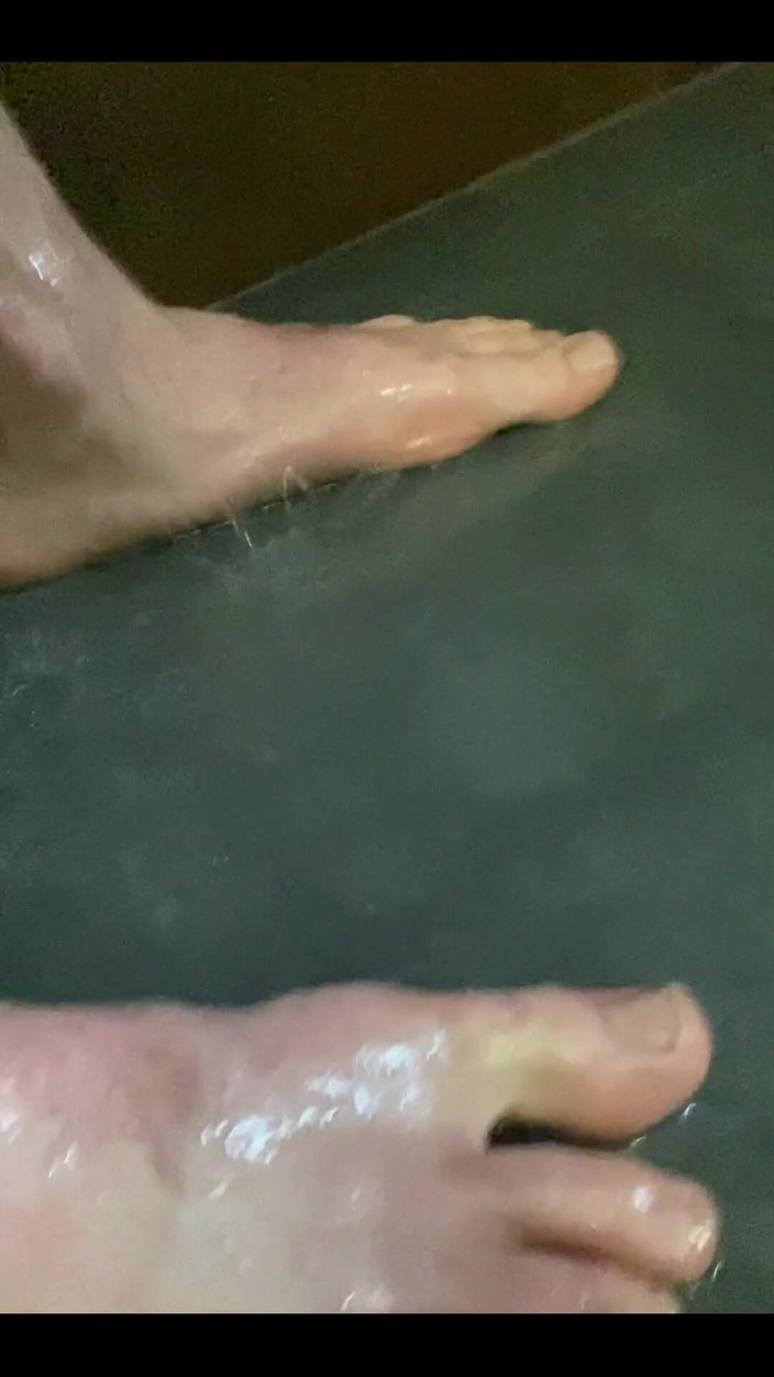 Leo Bayne: Petit flex sous la douche