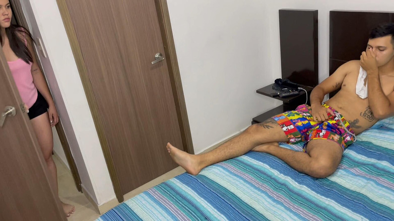 kathalina bronw: Mijn verlegen stiefzus betrapt me op masturberen met haar ondergoed...