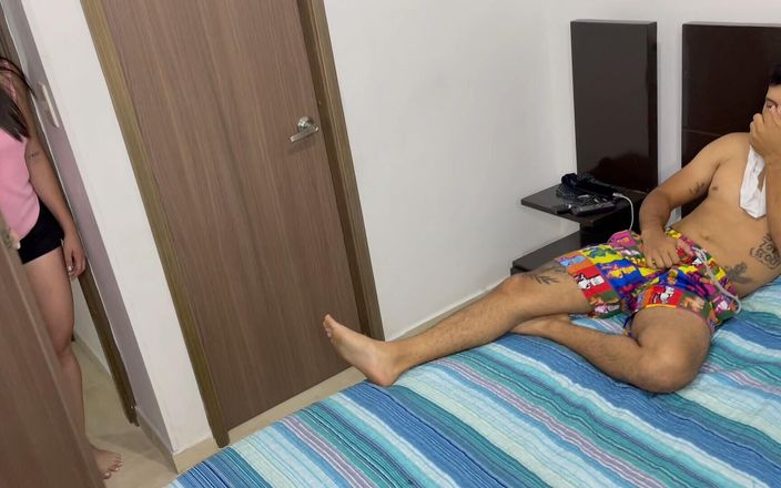 kathalina bronw: Sora mea vitregă timidă mă prinde masturbându-mă cu lenjeria ei...