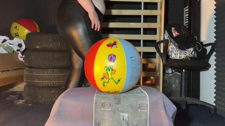 BeachBallsDuo: Cheap Vs Expensive Beachball? 26 Beachballs Tested Against Our Over 205 Kgs...