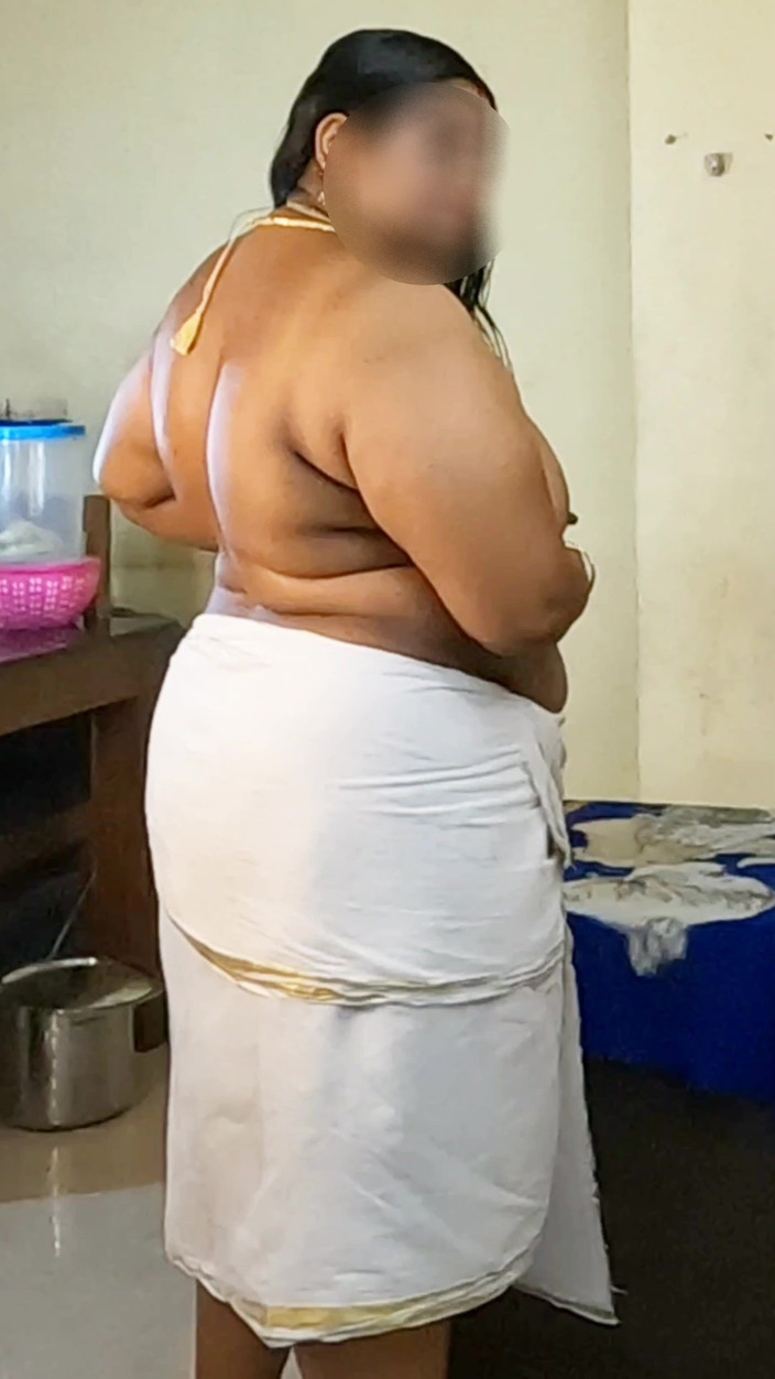 Anne Ipe: Indisch meisje in traditionele jurk, topless fotoshoot in sieraden