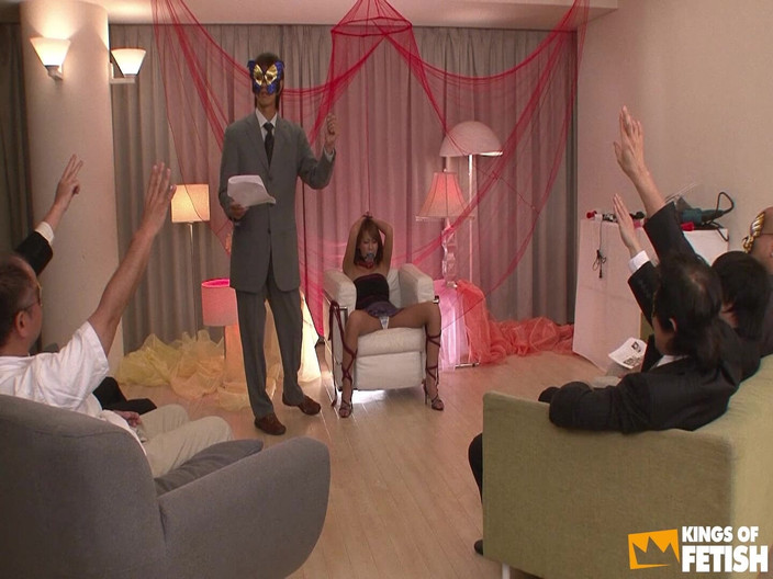 Pure Japanese adult video ( JAV): Zwei maskierte männer spielen mit einem japanischen schätzchen und stickspielzeug...