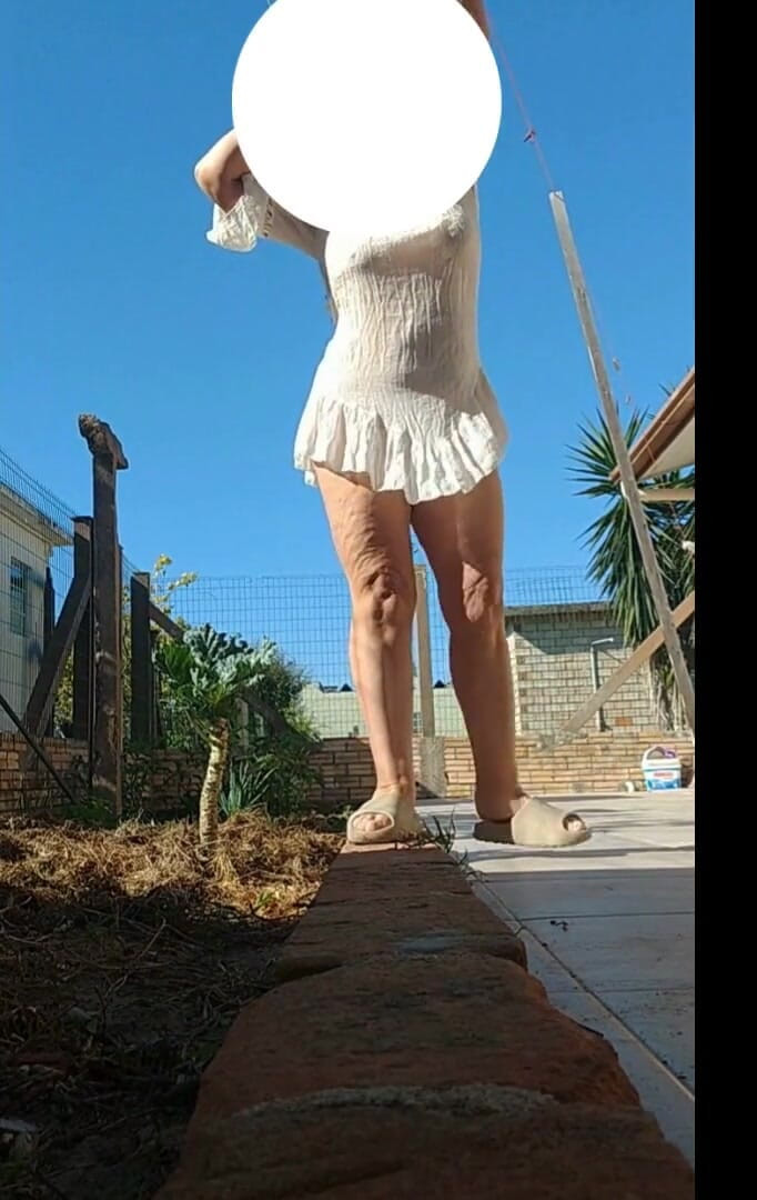 Priscila: La mia matrigna si esibisce in giardino senza mutandine