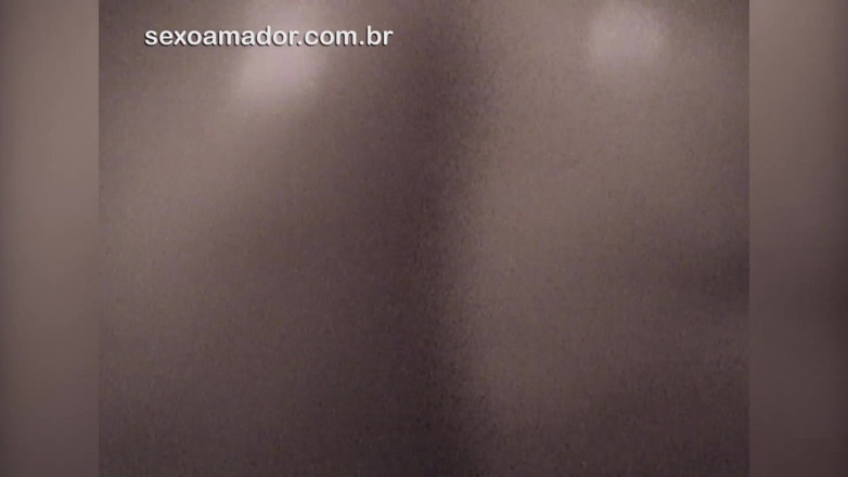 Amateurs videos: Amatérské video mladé brunetky ve sprše s otevřenými dveřmi