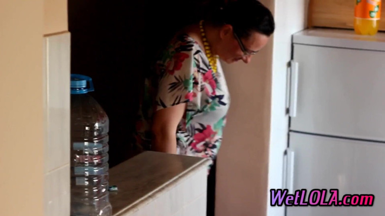 Wet Lola: Mature Woman Drinks Juice and Pee All Over the Kitchen...