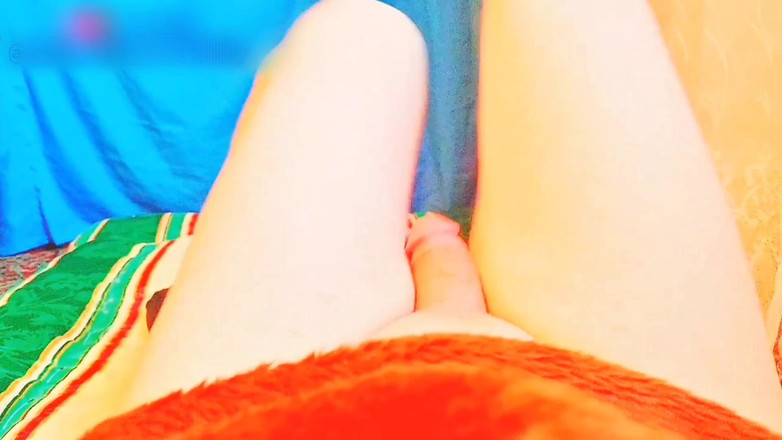 Kitty_Cross: Cewek sange ini lagi asik muasin beceknya semalam suntuk!