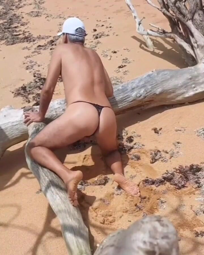 Ladysilvas: Ladysilva mostra le sue mutandine sexy in spiaggia