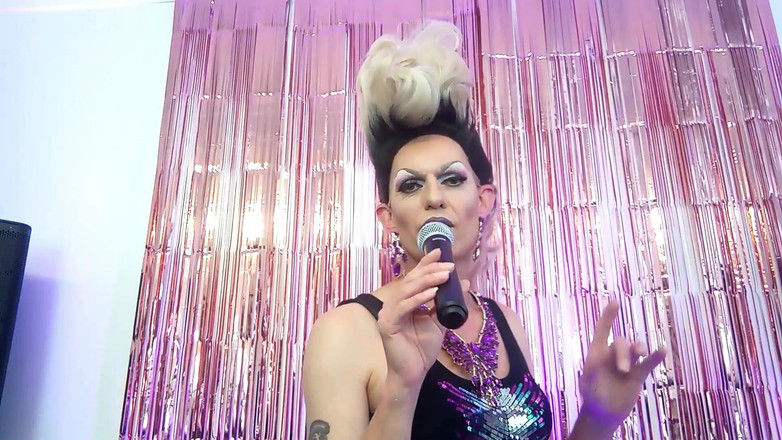 Alexalovesit: Sladký transvestite kryt