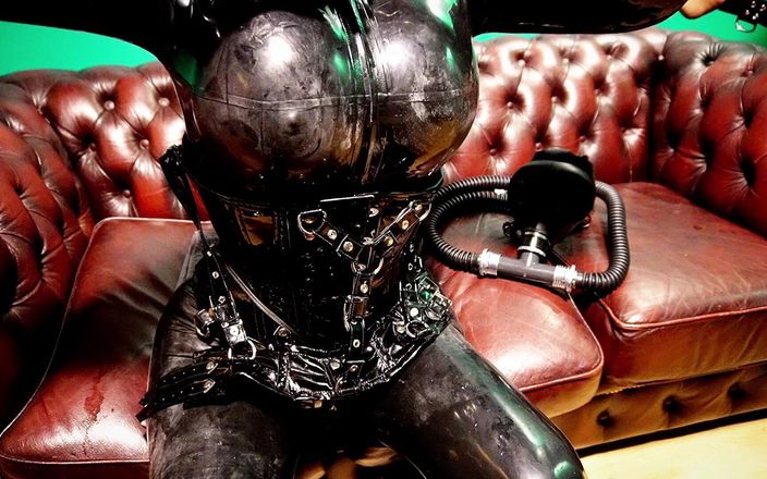 Hooded June: ラテックスの音と私の大きなシリコンのおっぱいがすぐに遊べる