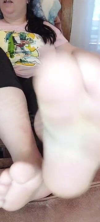PlushyZoe: Message my tired Milf feet
