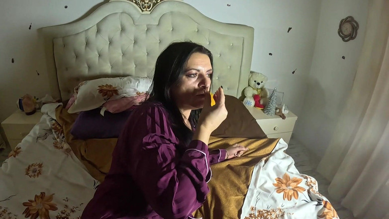 MilfyCalla: Satin Pajamas - 푹신한 뺨, 빨간 얼굴 및 격렬한 투쟁