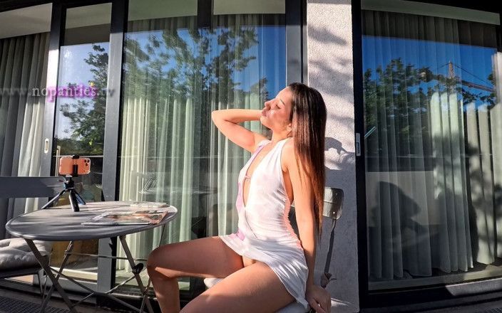 No panties TV: Une nouvelle petite femme brune sexy exhibe sa chatte rasée...