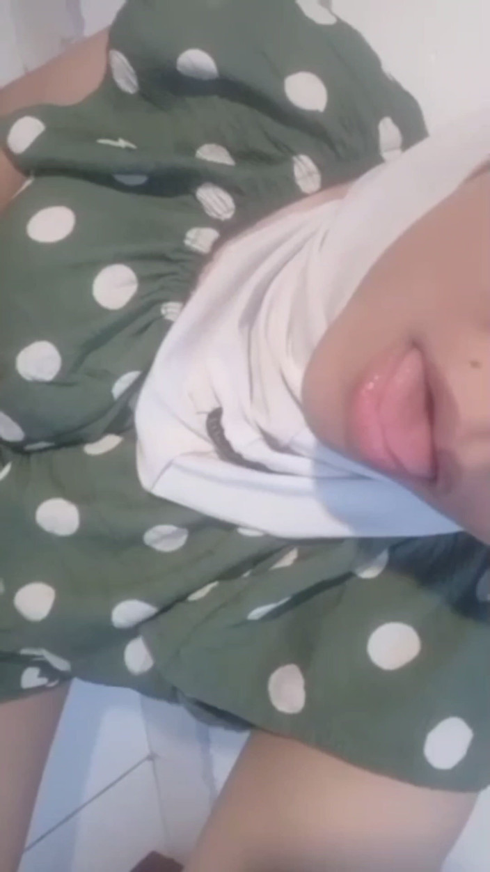 Jilbab69: Jilbab dan memek basah sebelum mandi